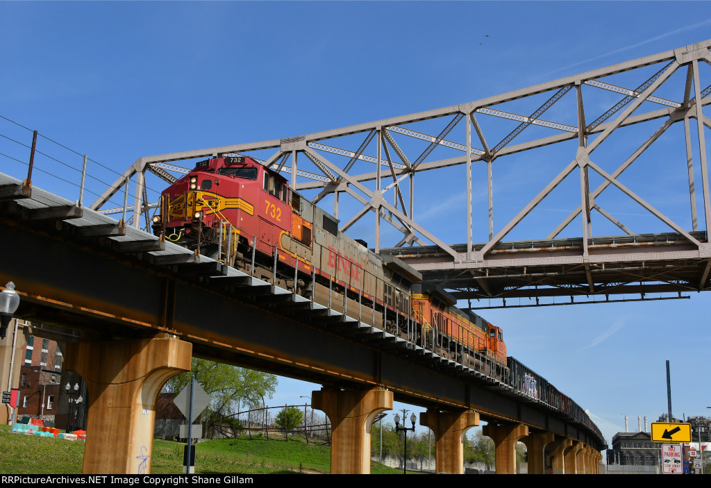 BNSF 732 Leads the H-NTWMEM 